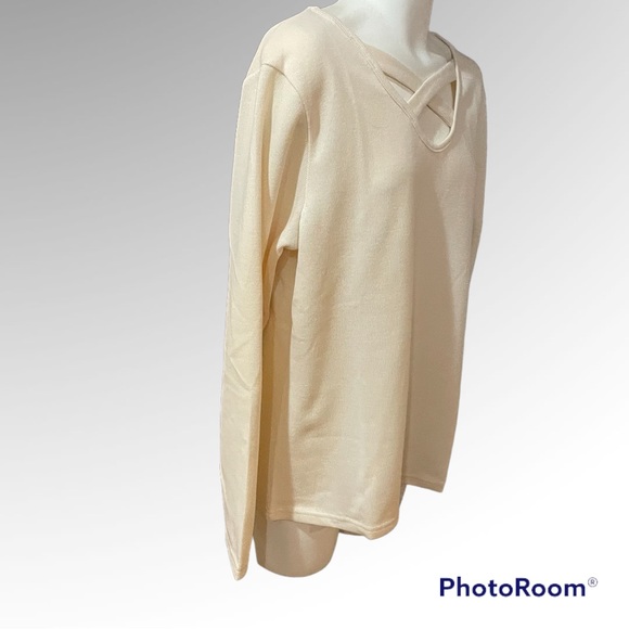 Criss cross neck sweater. - Picture 5 of 8